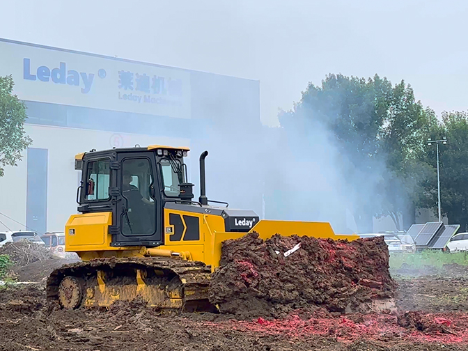Leday Machinery's first fully hydraulic bulldozer LD13H has rolled off the production line, marking a new chapter in intelligent manufacturing upgrading.